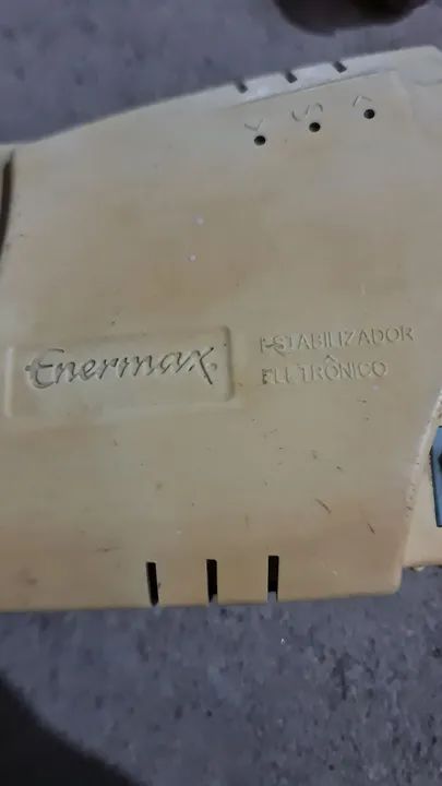 Enermax Estabilizador de Voltagem 4Tomadas - Foto 2