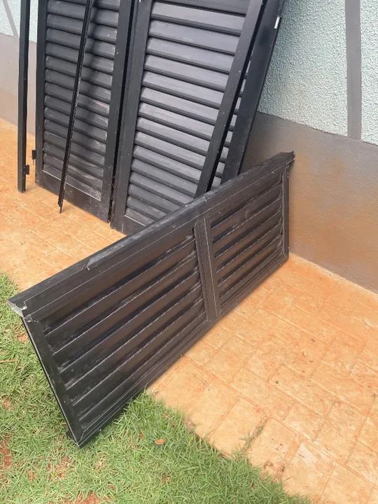 Porta de alumínio duas folhas preta +cabeceira - Foto 2