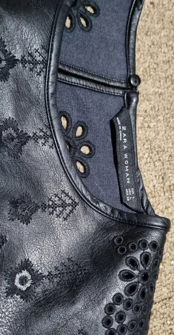 Blusa Zara Woman Preta com Detalhes em Couro - Foto 4