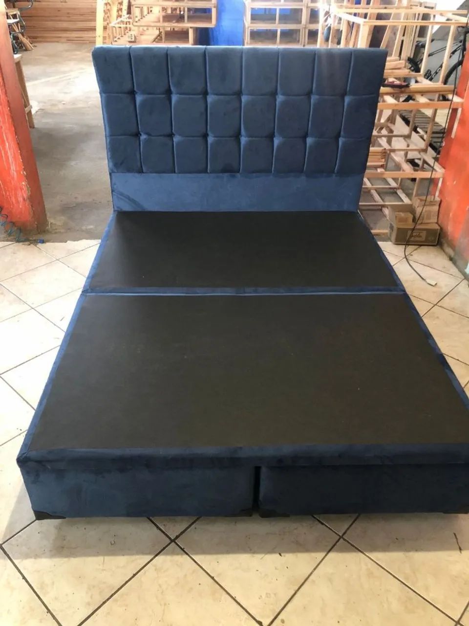 Base baú azul com a cabeceira azul tamanho Queen size