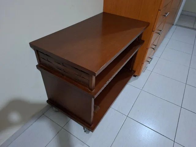 Rack de Madeira com Rodízios e Prateleiras