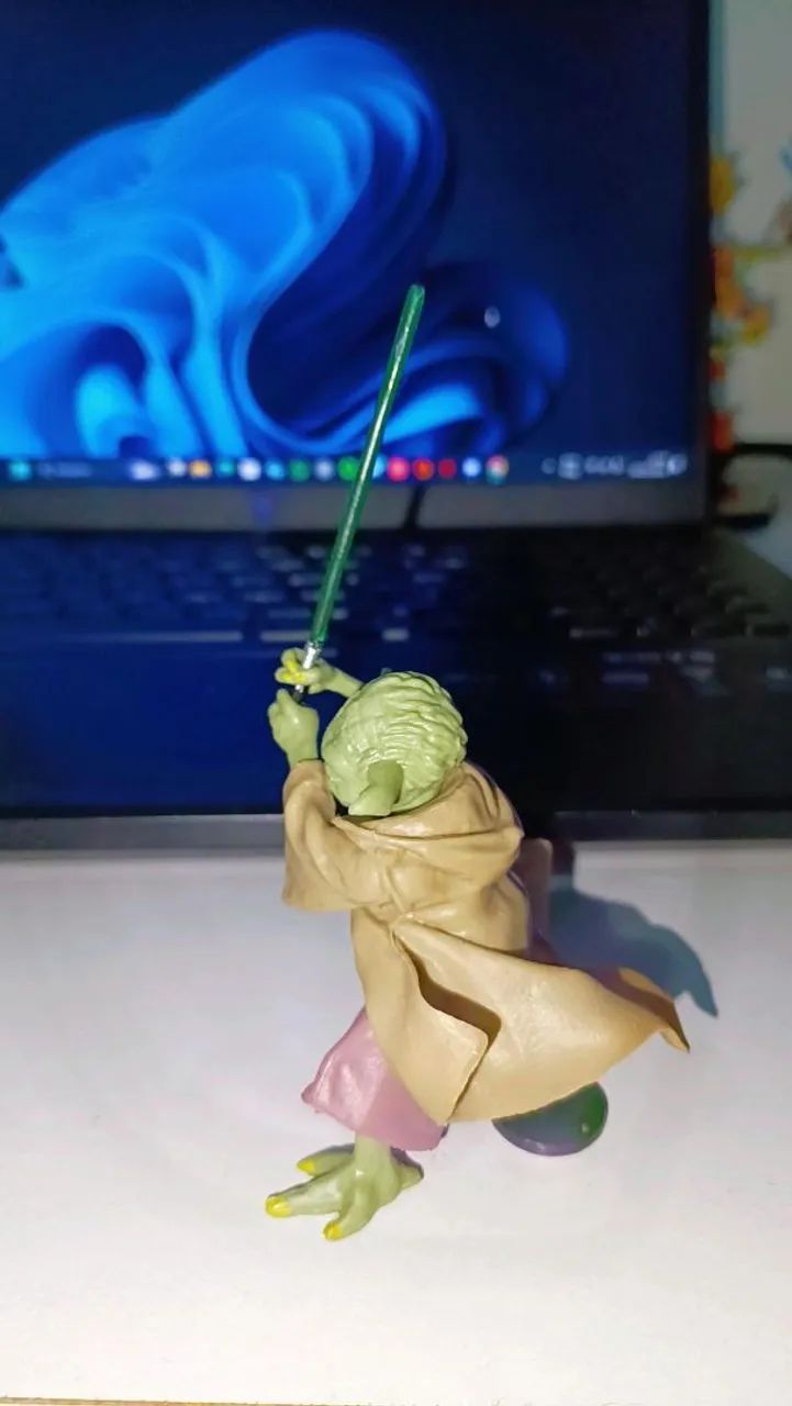 Action Figure Yoda com sabre de luz e base. - Foto 4