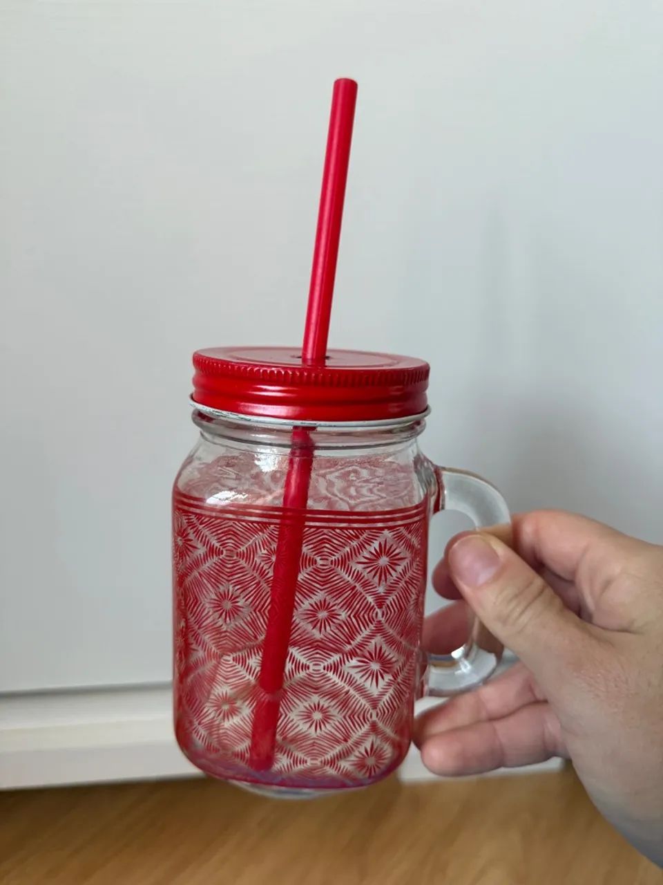 Copo de vidro com canudo