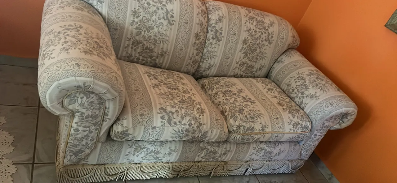 São dois sofás, com Sofá de 3 lugares e de 2 Lugares Floral Clássico