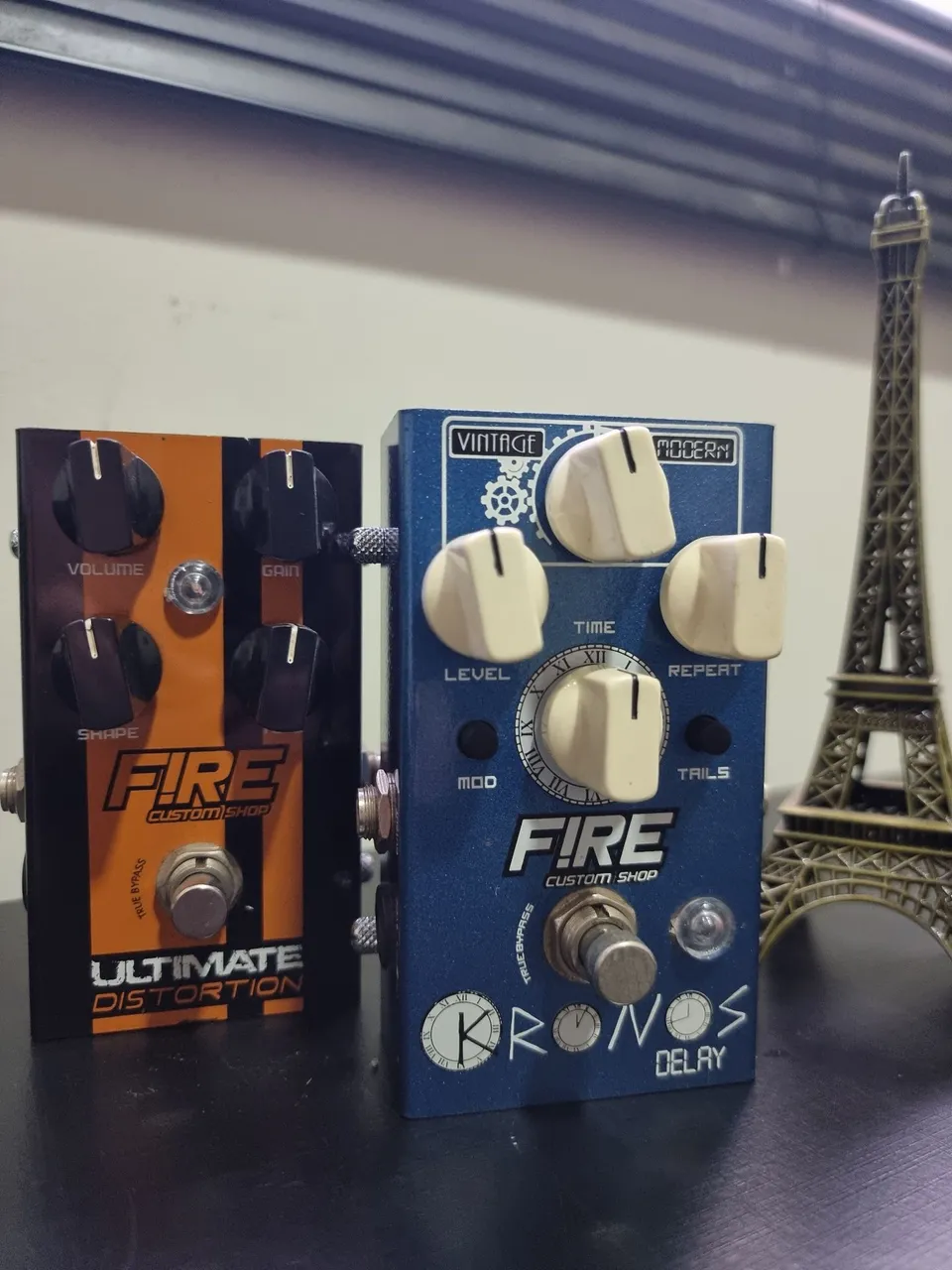 Pedais Fire Custom Shop - Ultimate Distortion e Kronos Delay