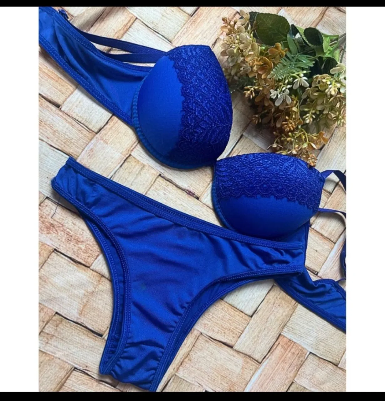 Conjunto de lingerie azul com detalhes em renda