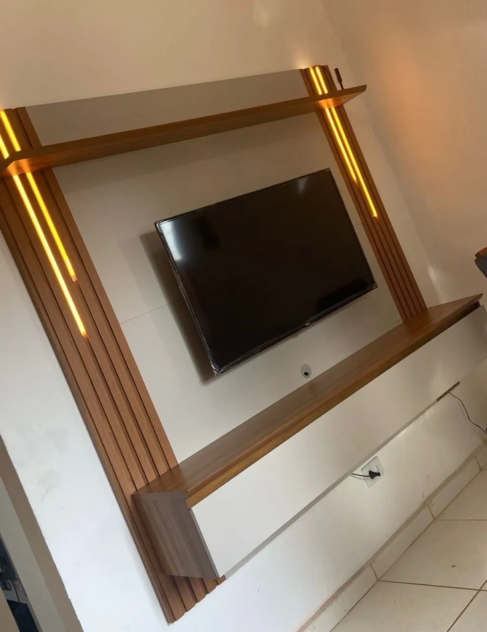 Painel para TV com iluminação embutida