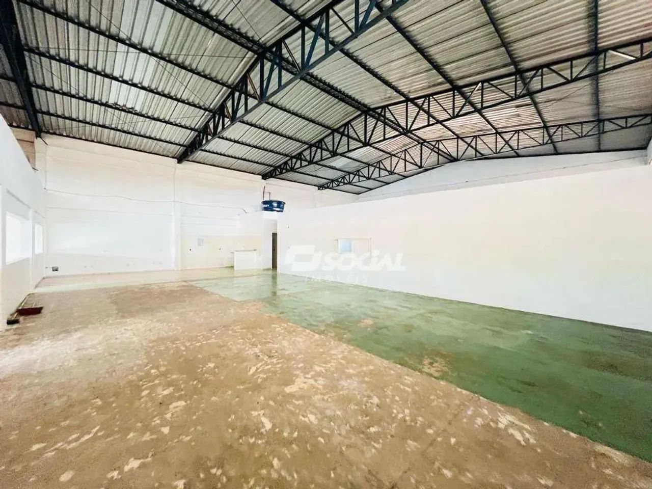 Amplo Galpão comercial recém reformado para locação com estacionamento privativo e pátio d - Foto 9