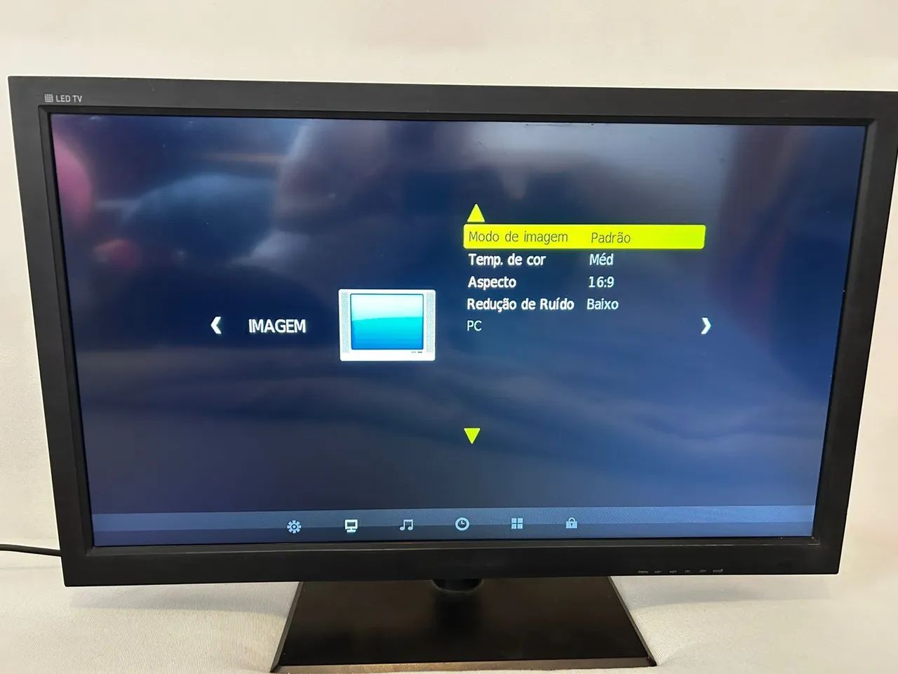 TV LED 32" CCE L322 com conversor digital, HDMI e USB