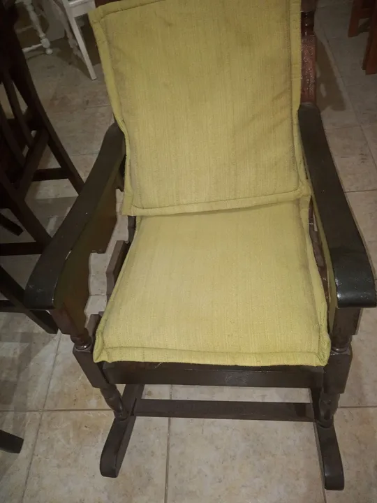 Cadeira de Balanço de Madeira. A verde 800 a beje 600