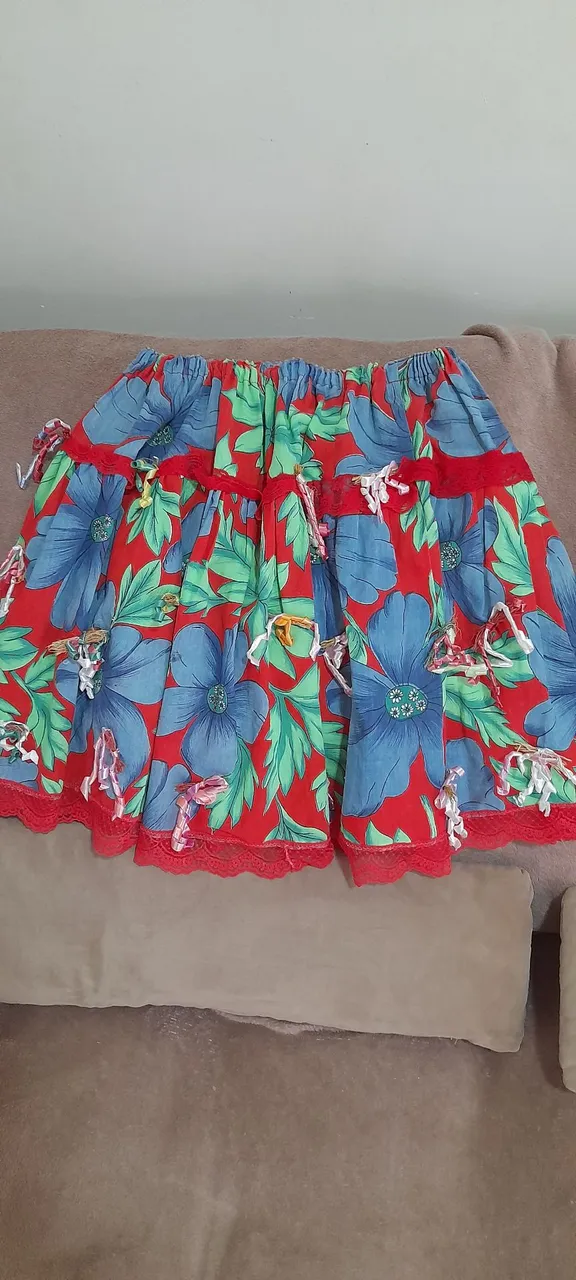 Saia floral vibrante com detalhes em renda