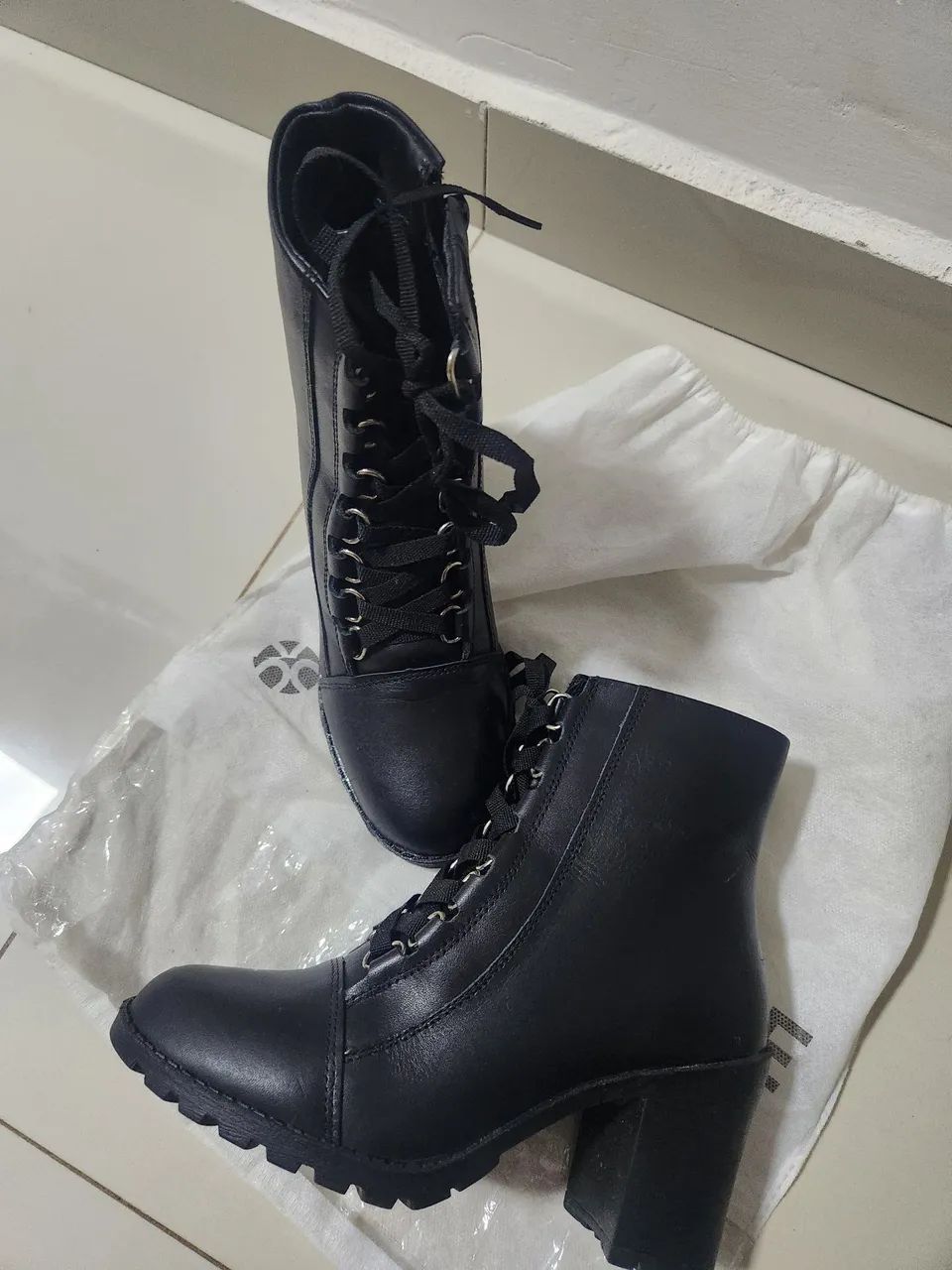 Botas Feminina Constance de Couro Preto com Cadarço - Foto 5