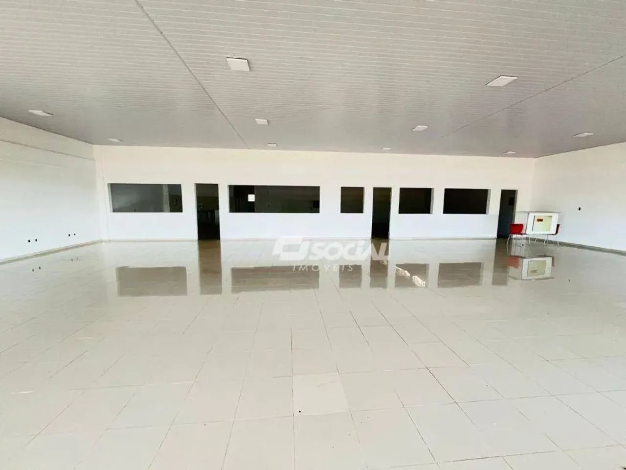 Amplo Galpão comercial recém reformado para locação com estacionamento privativo e pátio d - Foto 6