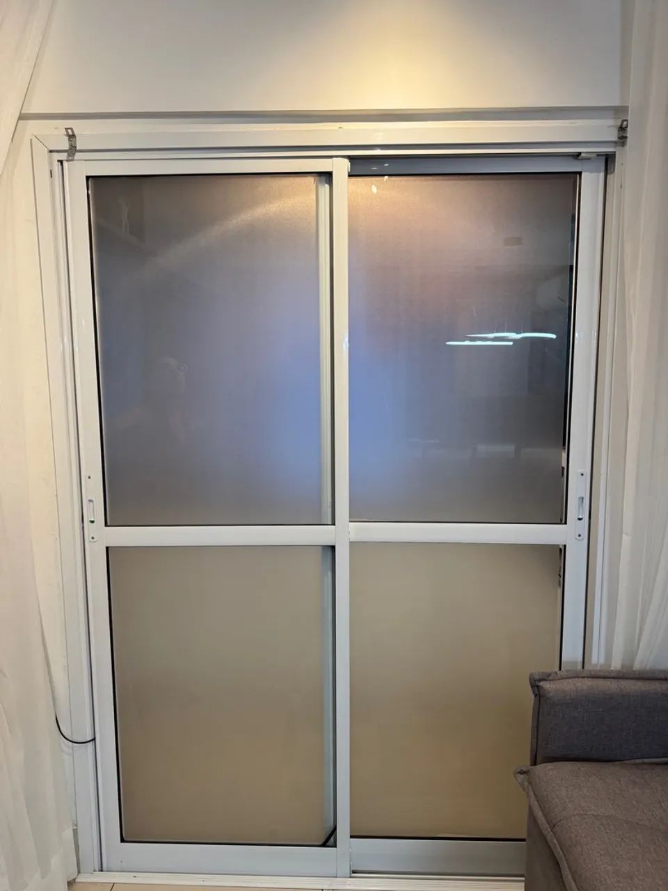 Porta de correr em alumínio esquadria branca com vidros temperados 