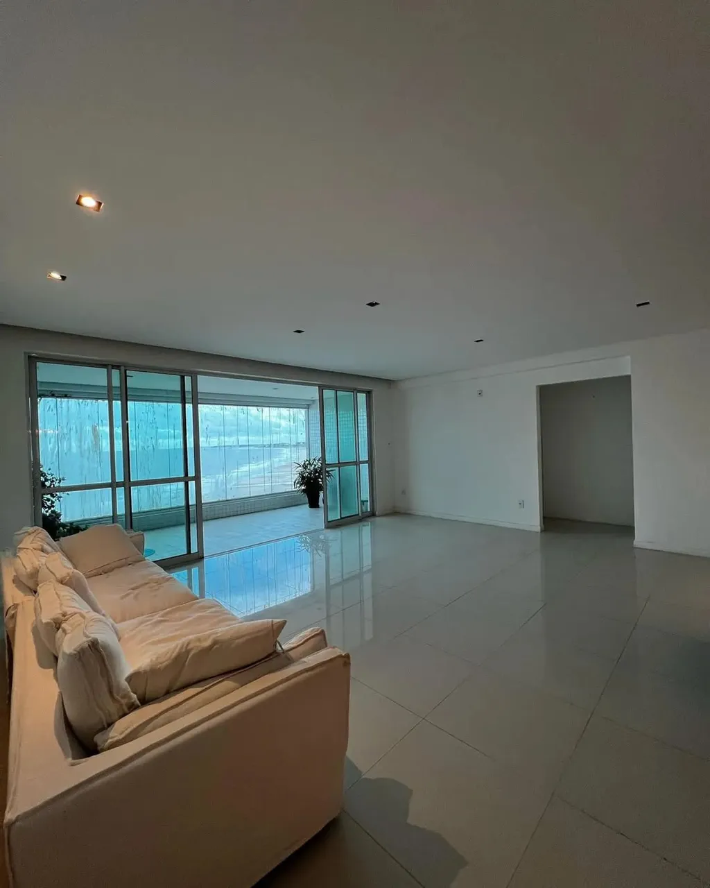 EXCLUSIVO APARTAMENTO DE LUXO NA PONTA DO FAROL. FRENTE MAR ESPETACULAR, PROJETADO, LEONY