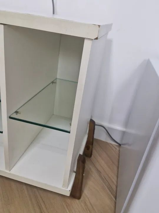 Rack de TV Branco com Prateleiras de Vidro - Foto 3