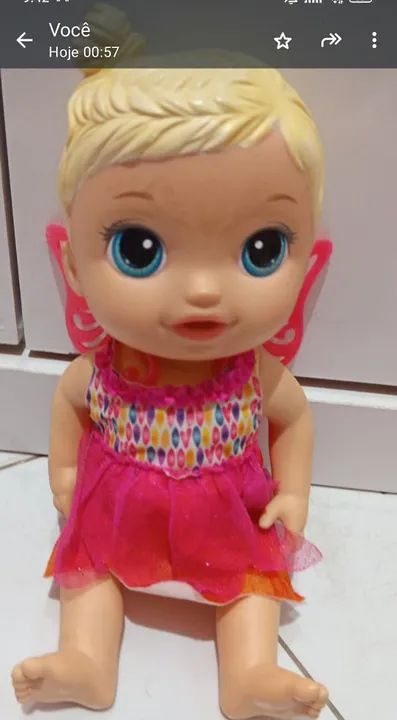 Boneca Baby Alive -passa gelo na testa.