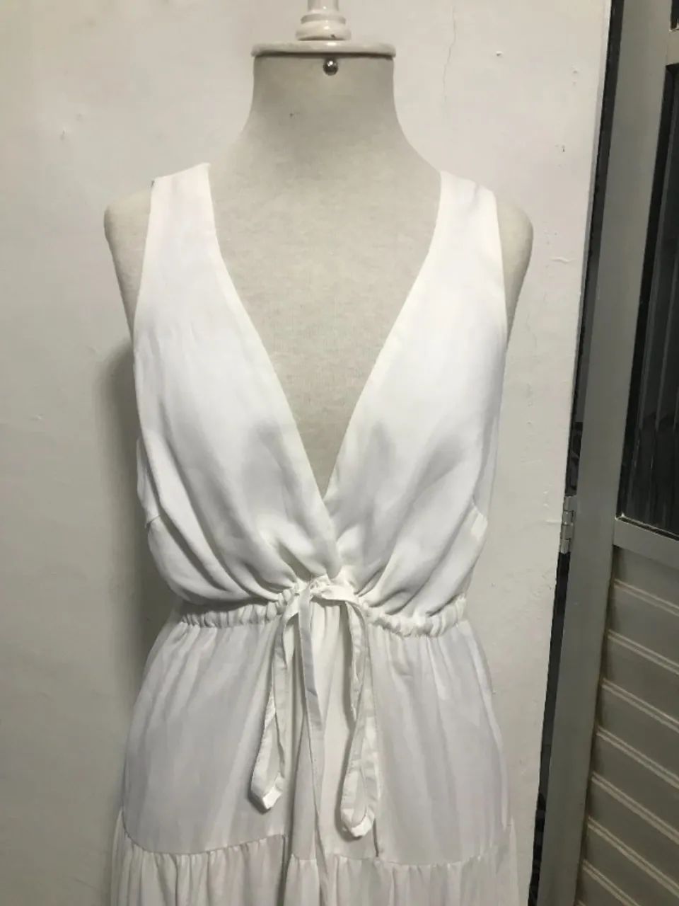 Vestido Longo Branco com Decote V e Saia em Camadas - Foto 2