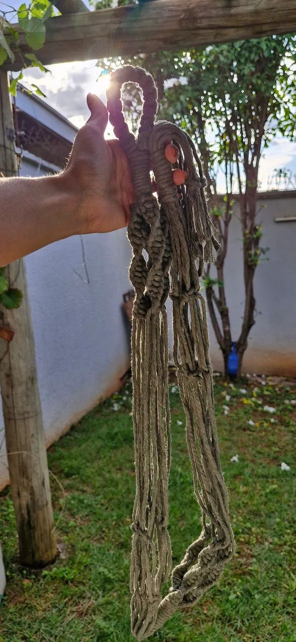 Suporte de macramê duplo para plantas - Cabe 2 vasos - Foto 3