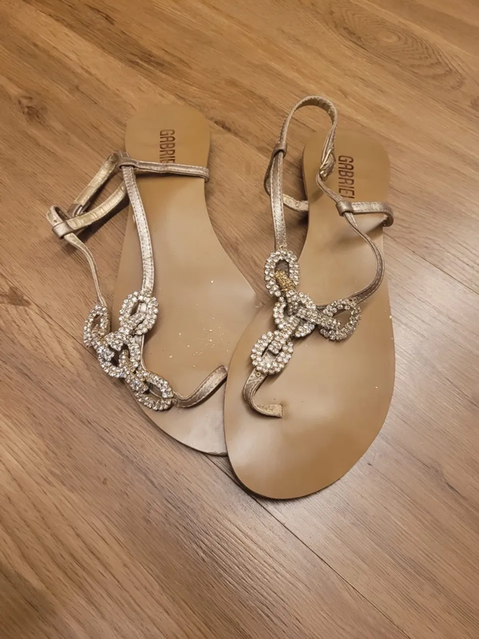 Sandália rasteirinha dourada com detalhes em strass
