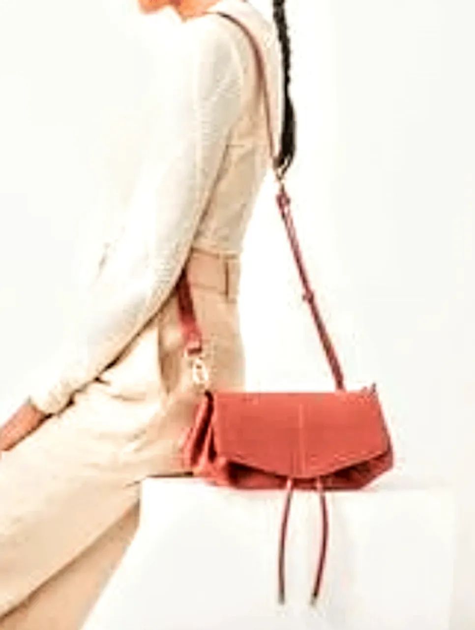 bolsa coral transversal média suede com tampa e alça - Foto 4