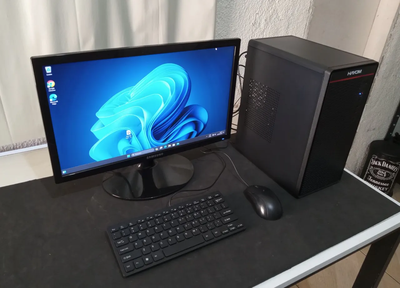Computador Desktop Hayom Completo,i3 3.30GHz, Monitor Samsung 20p Windows 11
