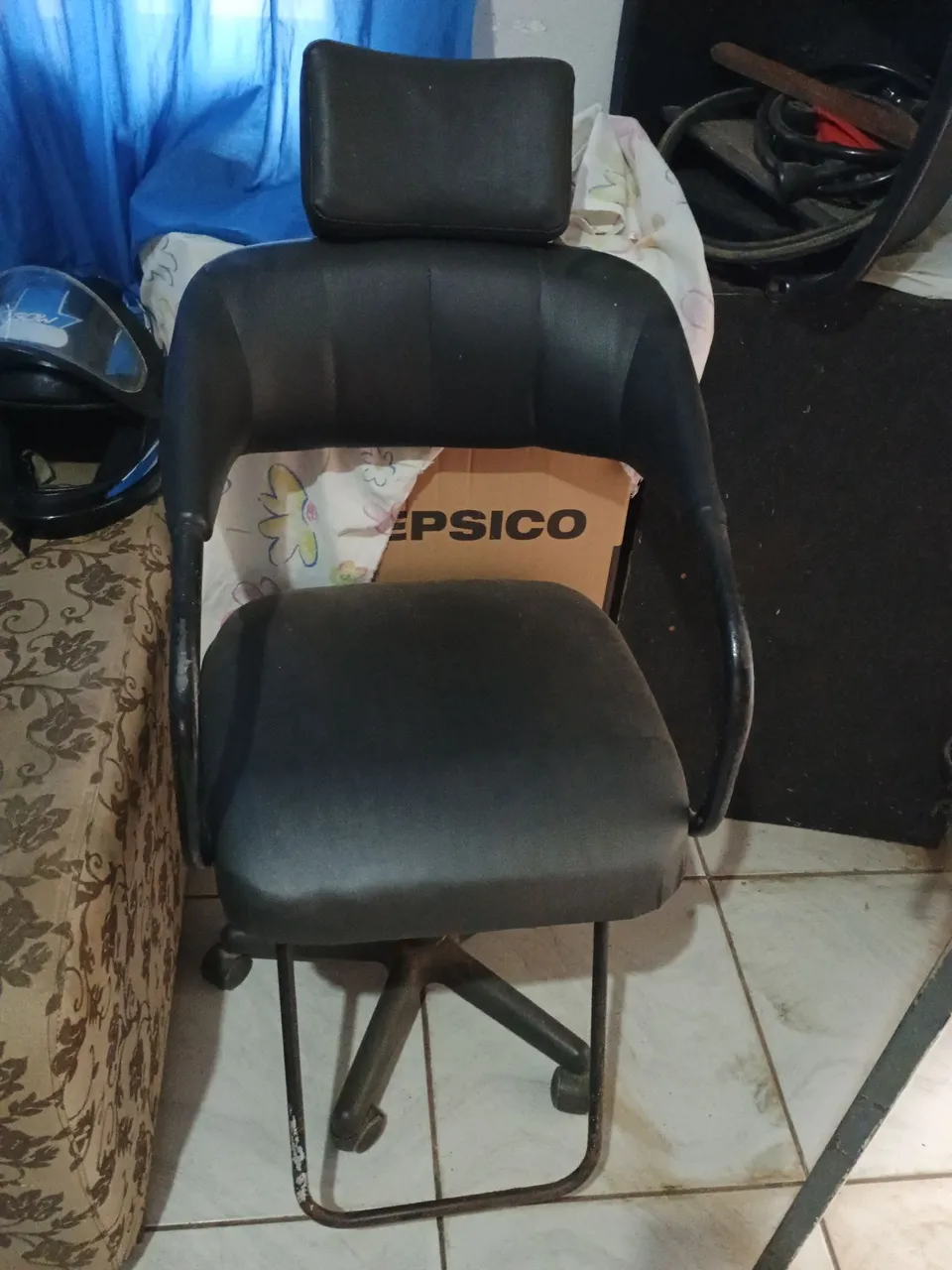 Cadeira barbeiro/salão com Encosto de Cabeça - Conforto e Design