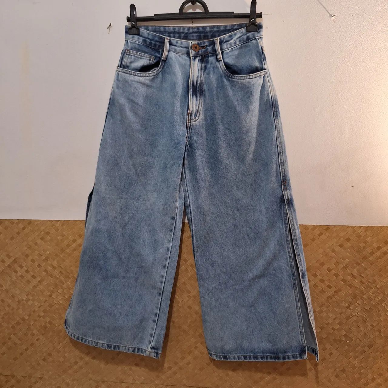 Calça Jeans Wide Leg com Fenda Lateral