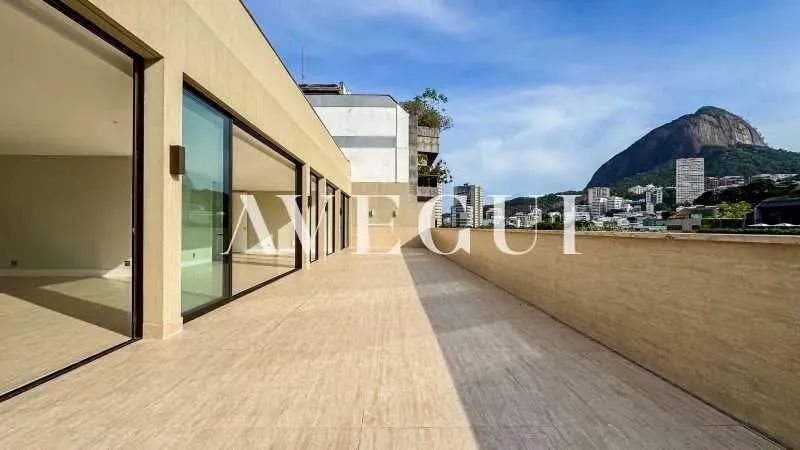 Cobertura linear com 4 suítes e 460m² no Leblon.