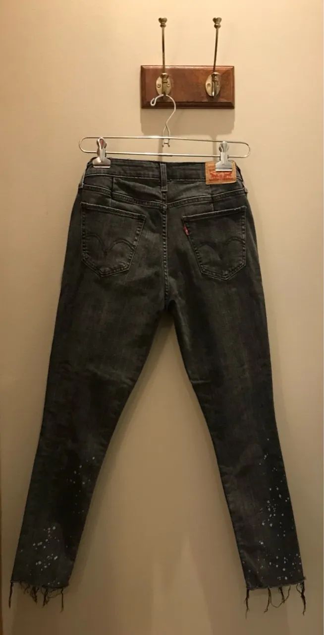 Calça Jeans Preta com Detalhes e Barra Desfiada - Foto 5