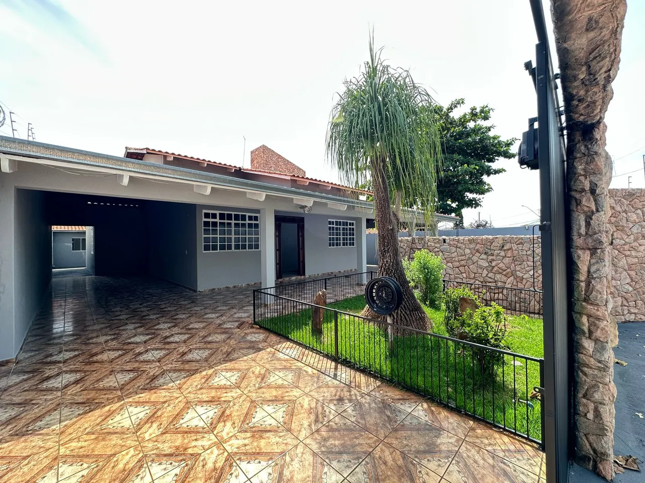 Casa Térrea para venda tem 298 metros quadrados com 3 quartos - Avenida principal