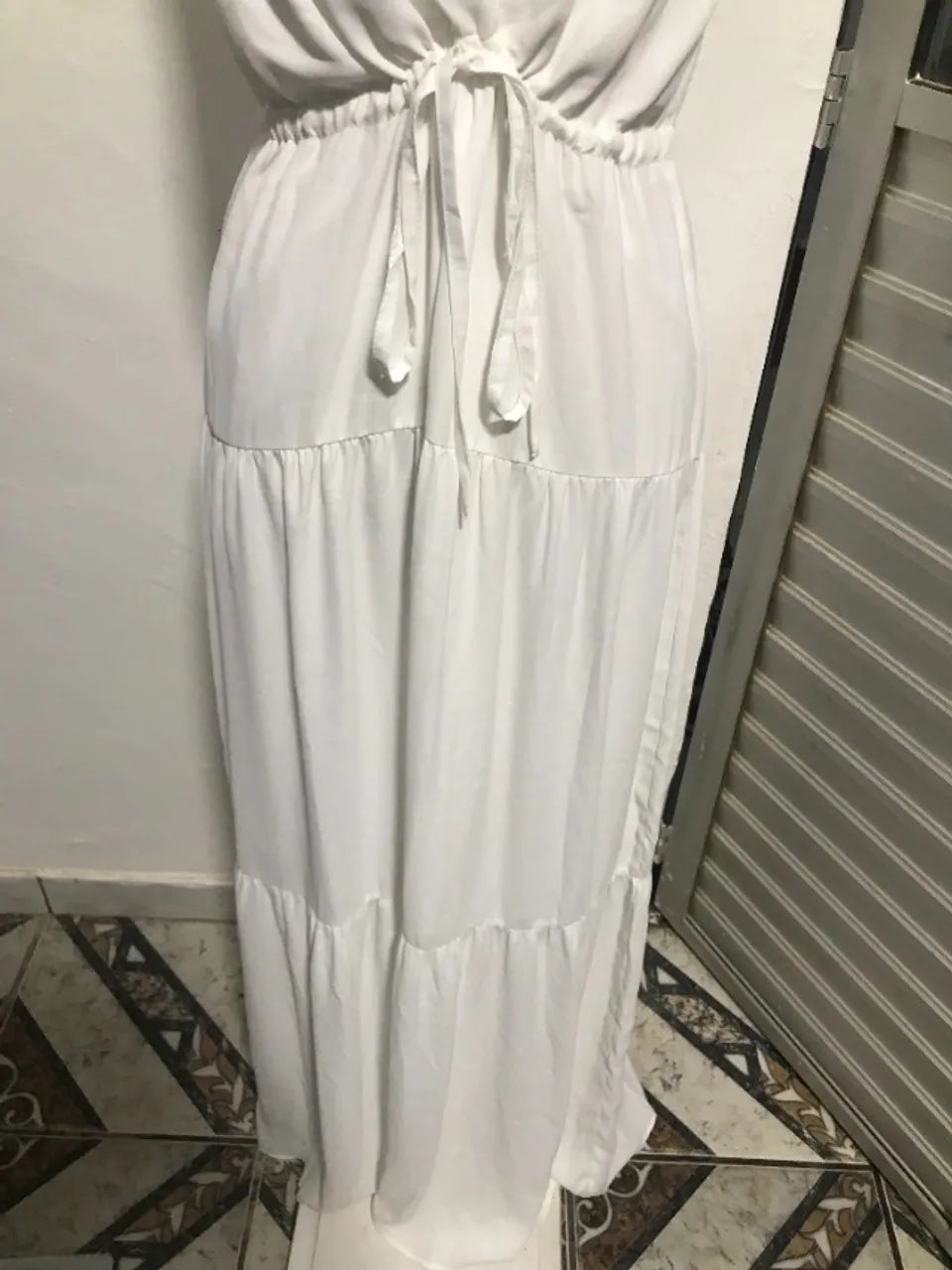 Vestido Longo Branco com Decote V e Saia em Camadas - Foto 3