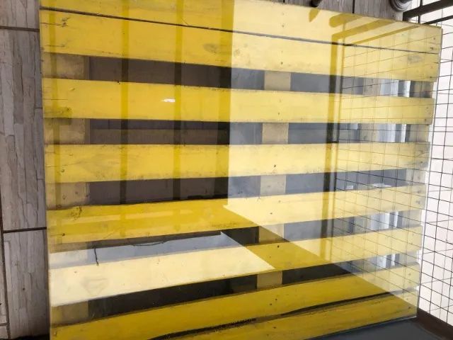 Pallet com rodinhas e vidro