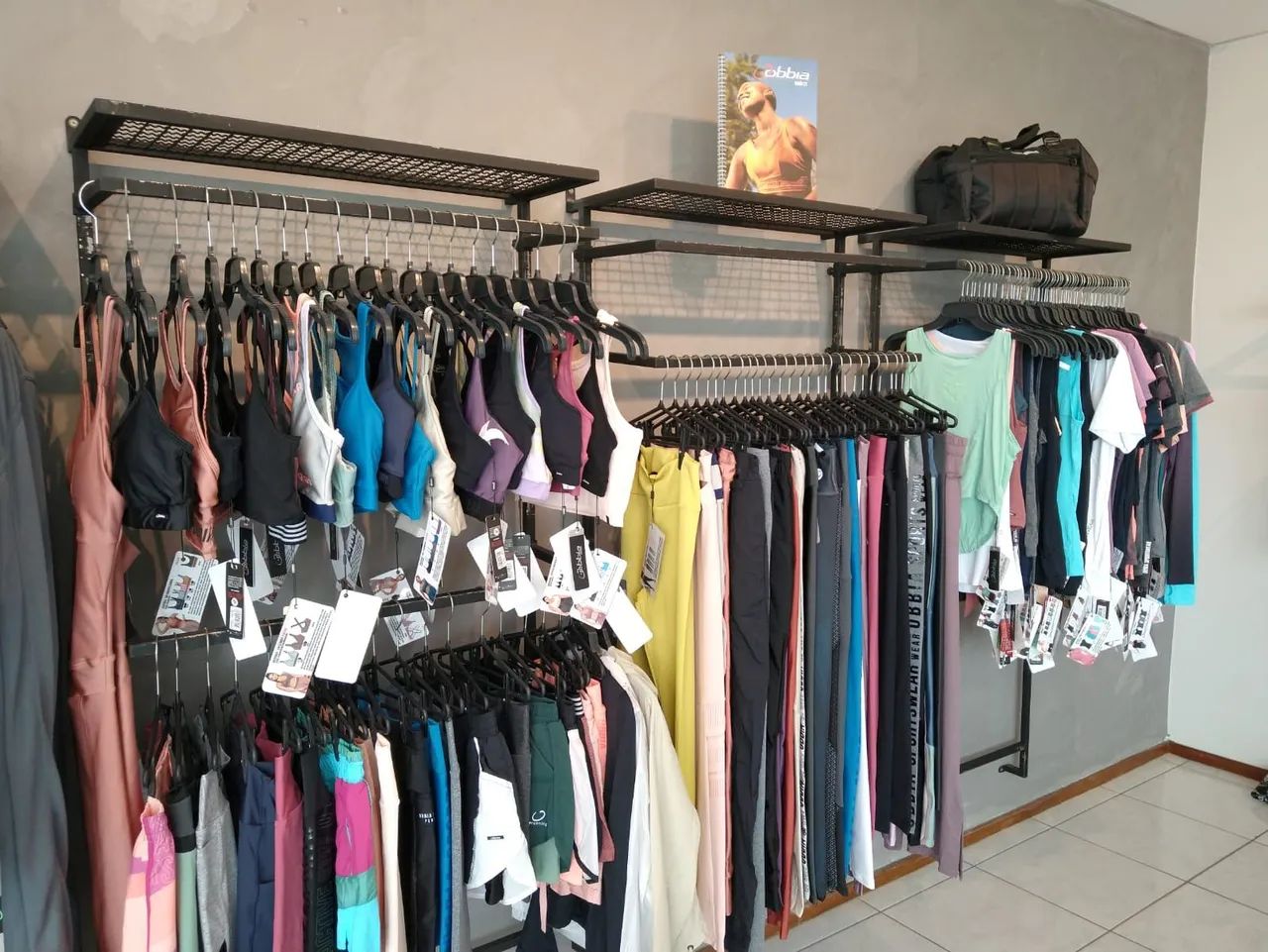 Araras de parede ideal para lojas e comércios (06 araras cada uma 120,00)