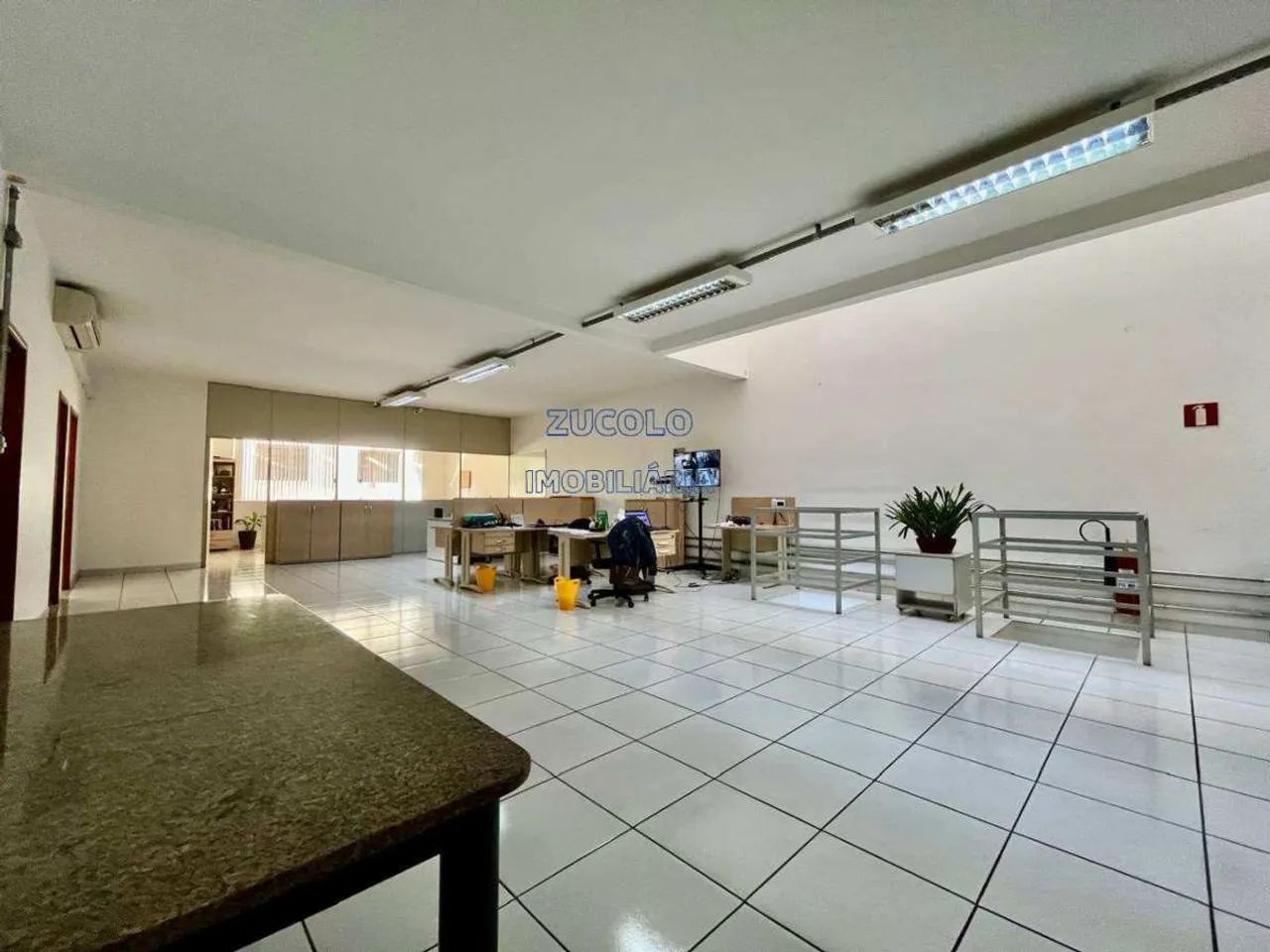Prédio comercial com 3 pavimentos em excelente localização, próximo a Rodovia Anchieta, fá - Foto 3