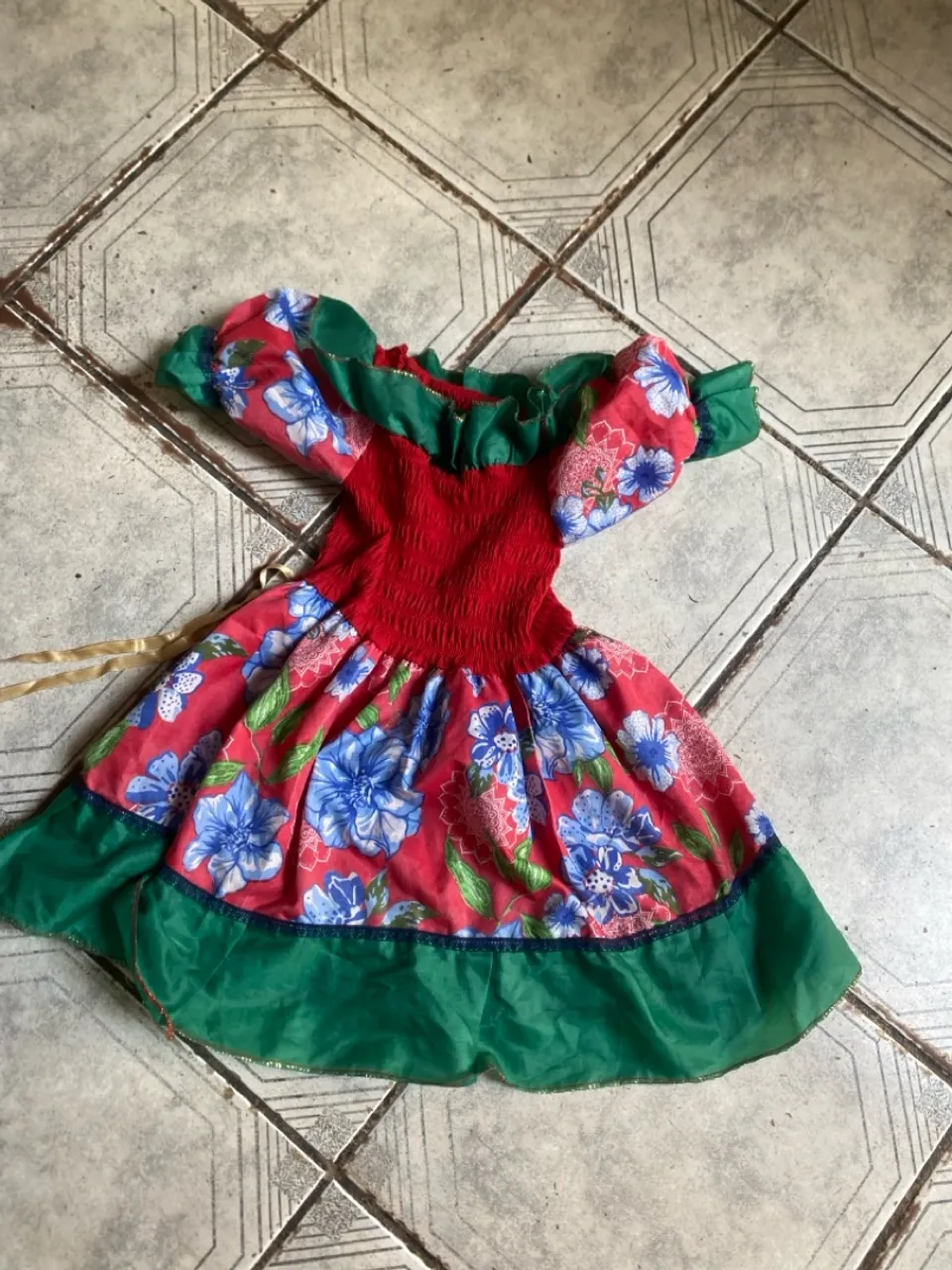 Vestido infantil quadrilha floral com detalhes em verde