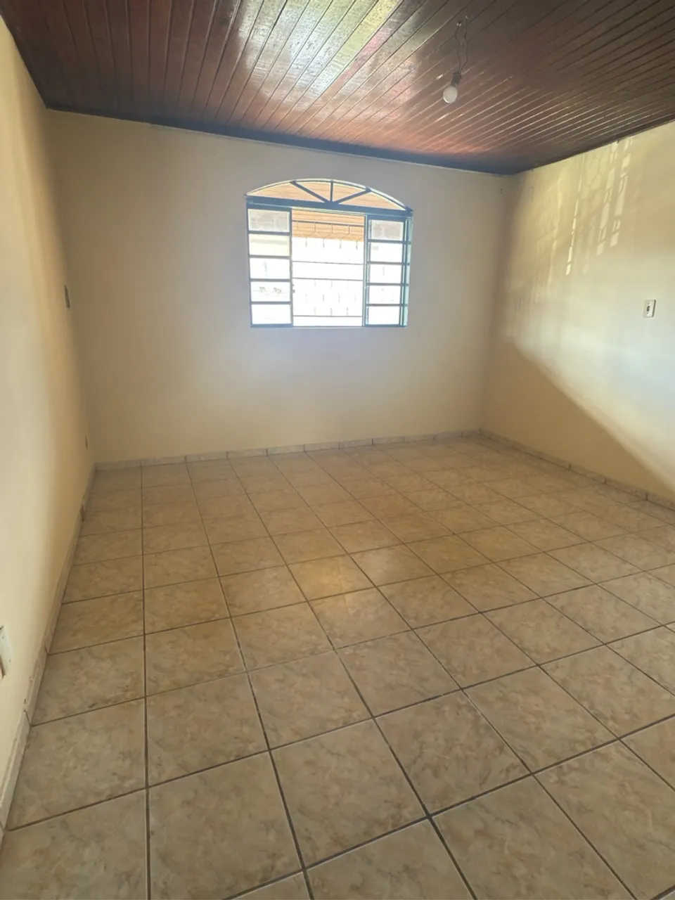 Aluga-se casa em Águas Lindas.