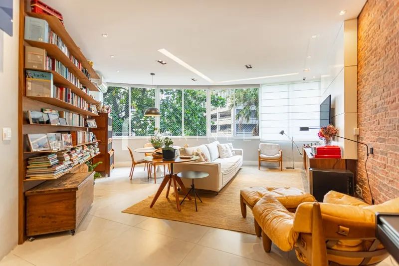 Apartamento com vista para a copa das árvores em localização bucólica de Copacab