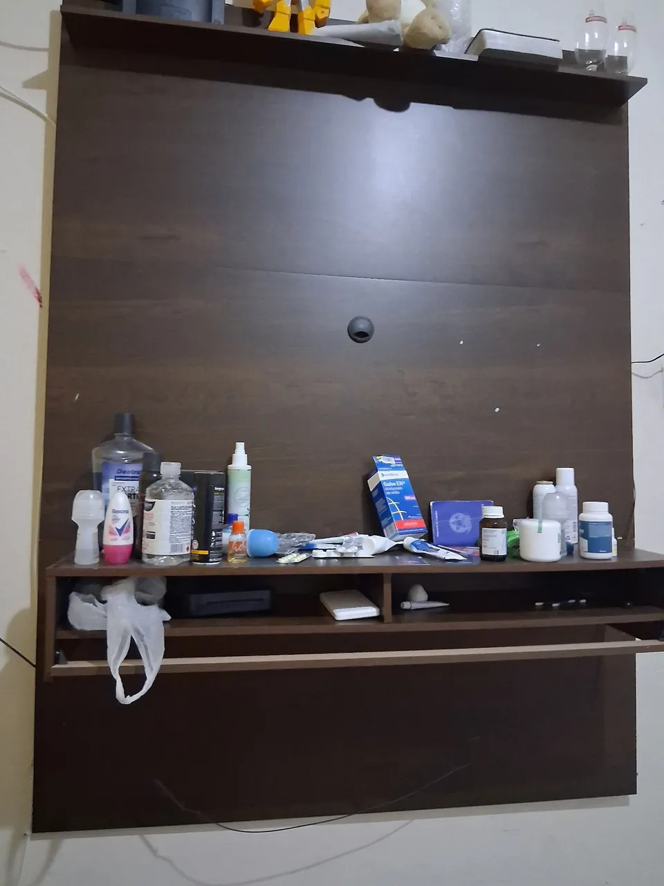 Painel para TV em madeira escura