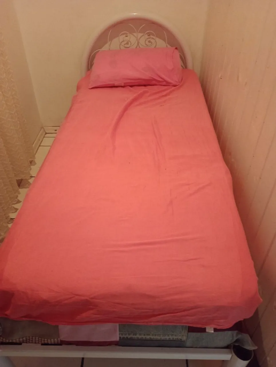 Cama de solteiro com colchão de ferro esmaltar