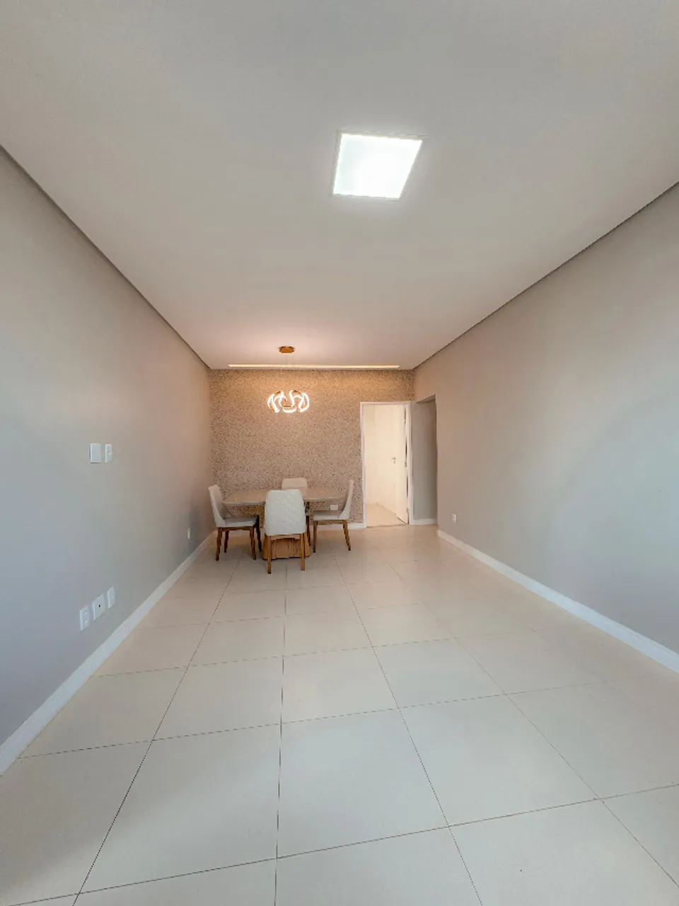 Apartamento no bairro Grageru, 3 Quartos, sendo um suíter, com dependência completa
