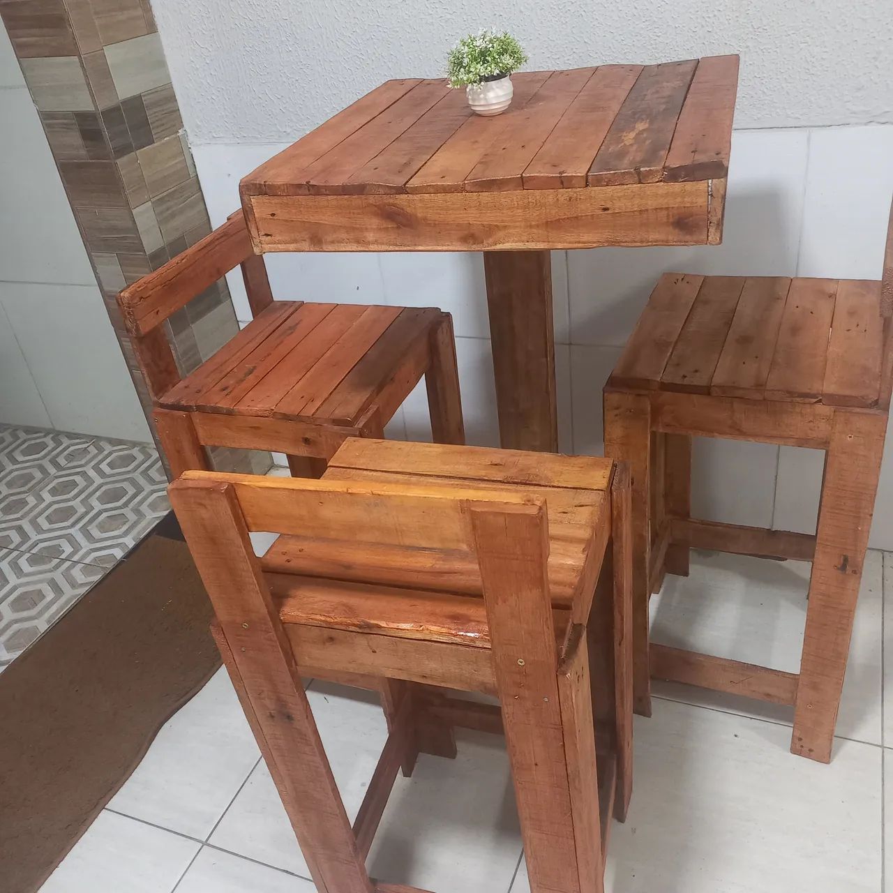 Conjunto de Mesa e Banquetas de Madeira - Foto 5