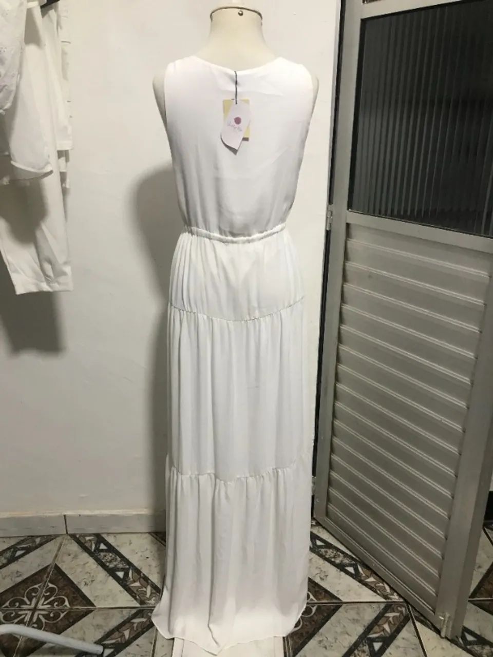 Vestido Longo Branco com Decote V e Saia em Camadas - Foto 4