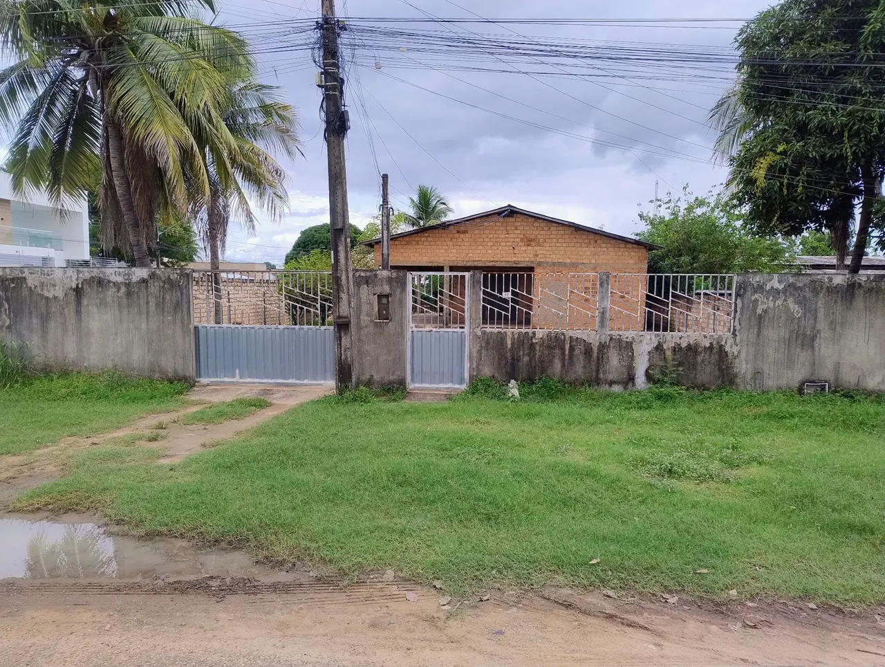 Vende-se ou aceita-se carro no negócio uma casa com 2 quartos,sala , cozinha e banheiro .