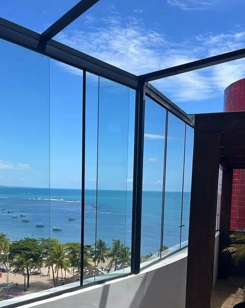 Cobertura Duplex com vista panorâmica do mar e ambientes amplos. Um refúgio de alto padrão