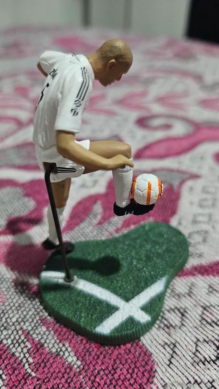 COLEÇÃO JOGADORES FT CHAMPIONS "LOS GALÁCTICOS" REAL MADRI ZIDANE ITEM RARO COLECIONADOR - Foto 5