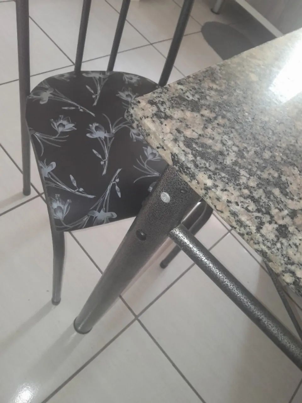 Mesa com 4 cadeiras  300$