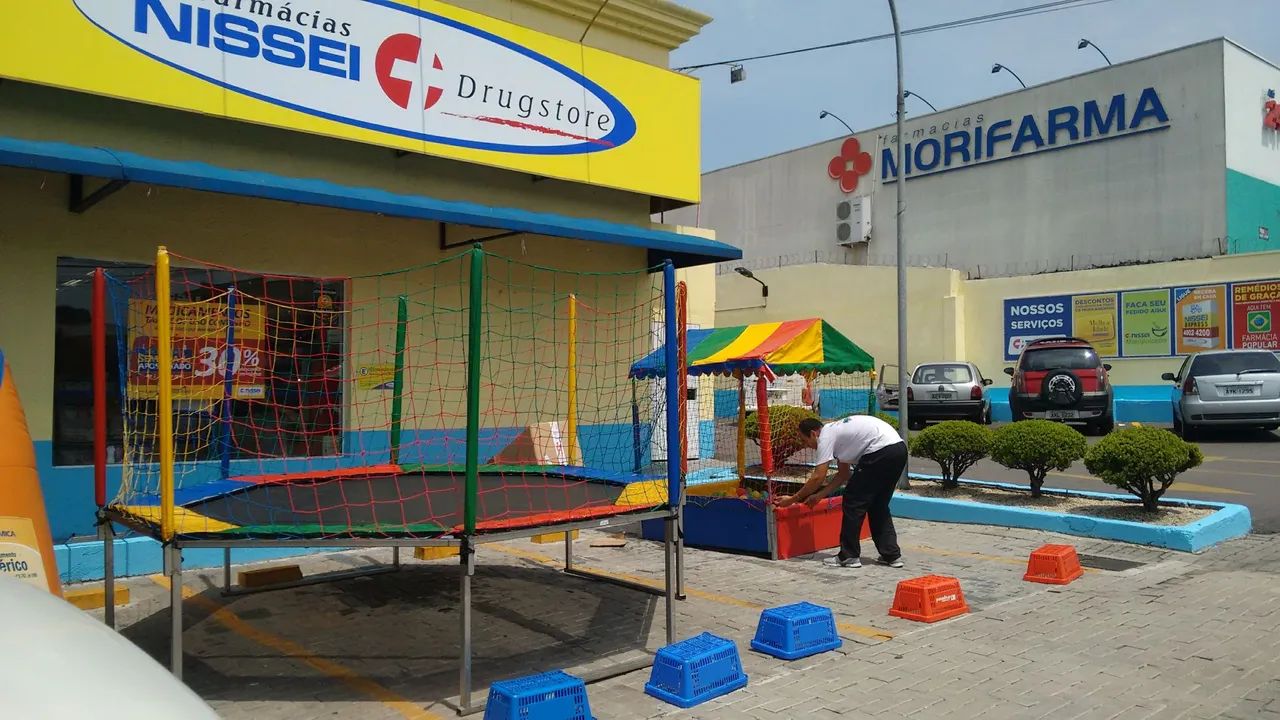 Cama elástica e piscina de bolinhas essa dupla faz sucesso 
