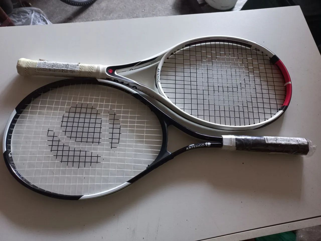Vendo um par de raquete de tênis original mais 4 caixas bolas  - Foto 2