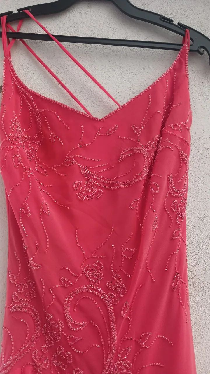 Vestido de festa salmão com pedrarias
